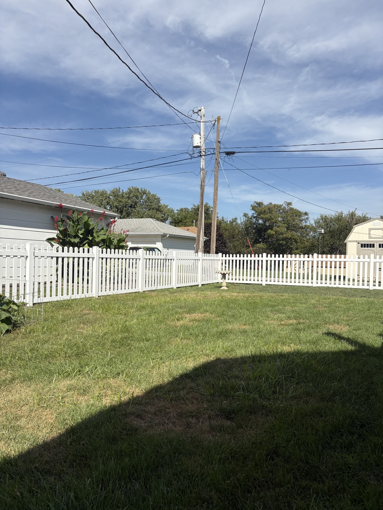 Vinyl Picket Fence - Professional fence installation by TaylorMade Fence LLC